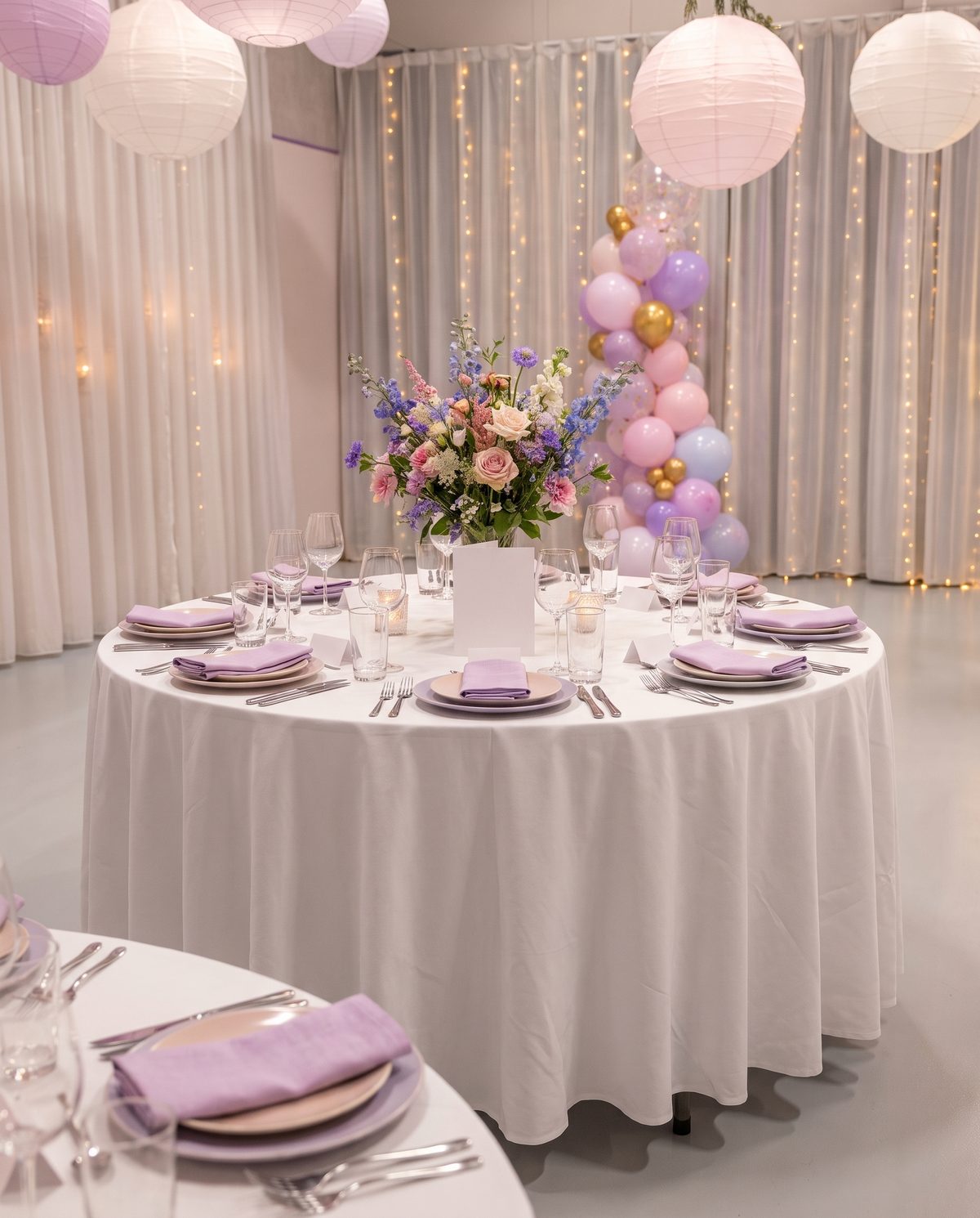 Feestelijk gedekte ronde tafel met ballondecoratie en tafelbekleding in Top Feestzaal
