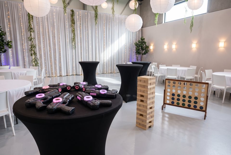 Lasergame-set en grote houten spellen in de zaal van Top Feestzaal