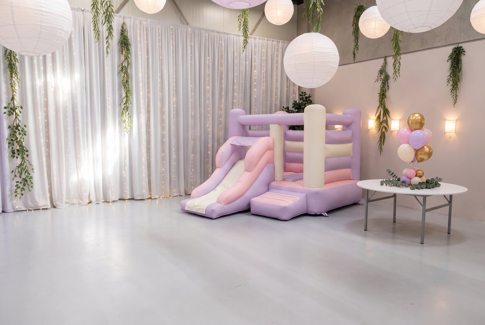 Klein pastelkleurig springkussen opgezet in de zaal van Top Feestzaal